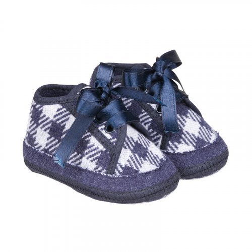 Sneakers with blue ribbon